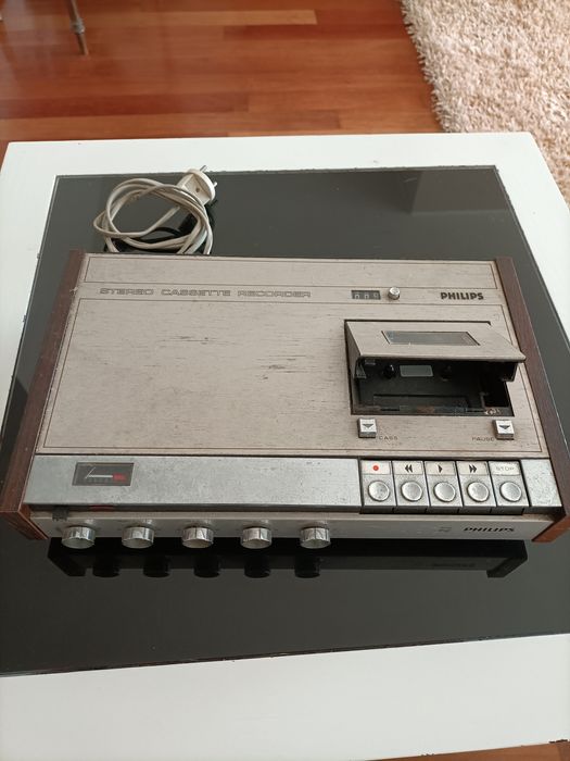 Rádio gravador antigo