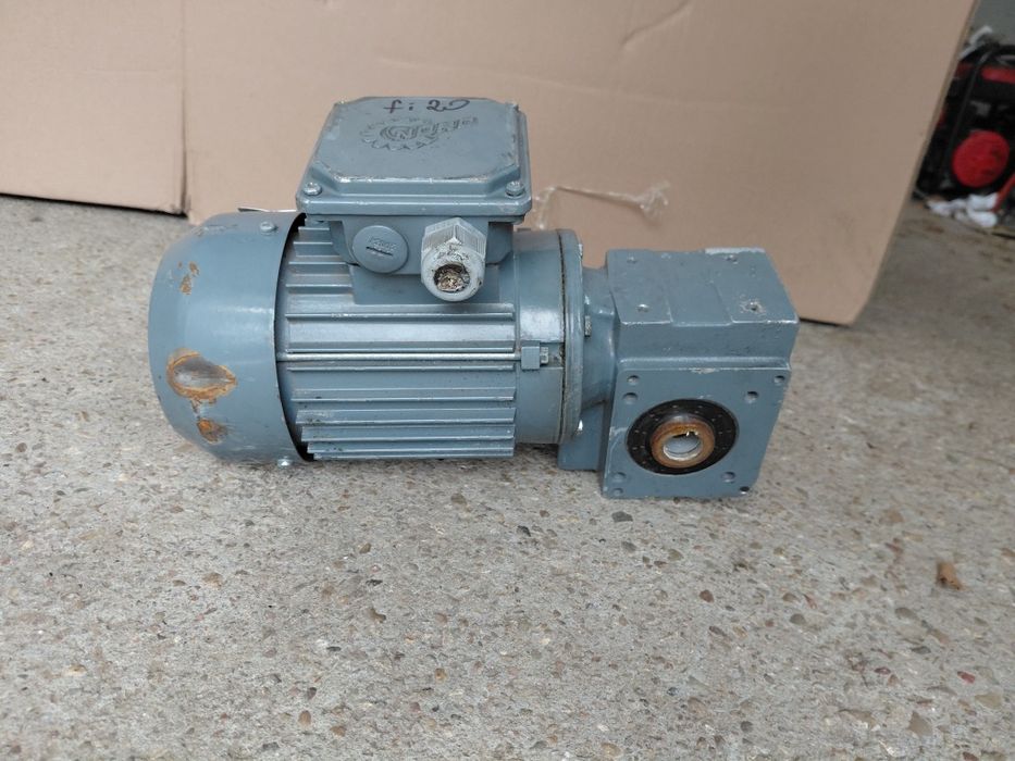 Motoreduktor - 30 obr. Fi 20 mm