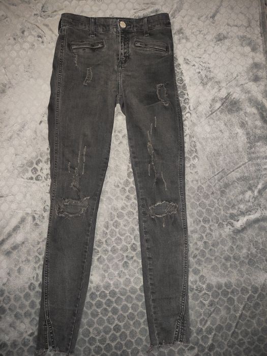 Nowe spodnie damskie jeans z dziurami.