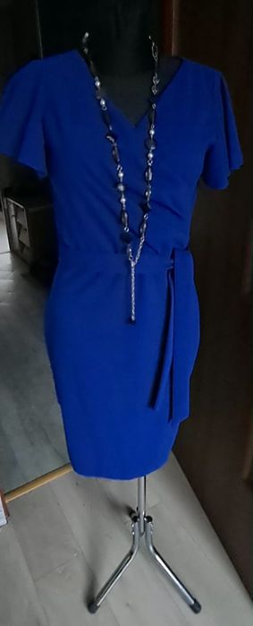 Elegancka sukienka w serek ,rekaw motylek i z  paskiem
