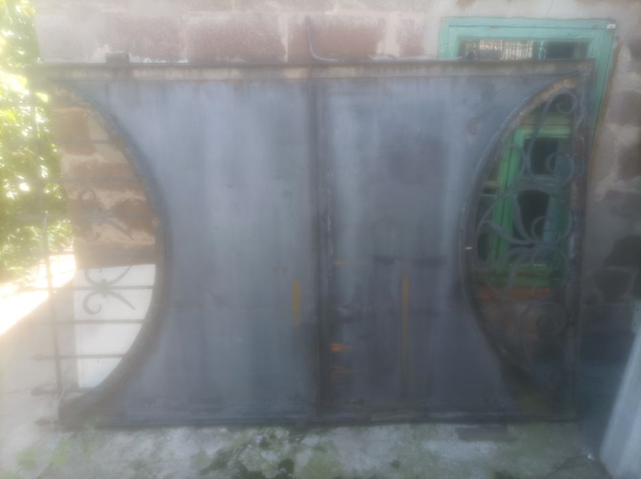 Металеві розпашні ворота та хвіртка з елементами ковки