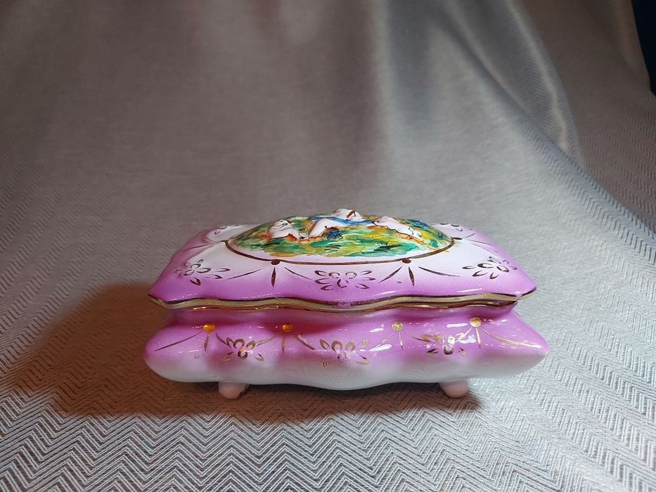 Caixinha de porcelana lilás antiga / Guarda joias antiga