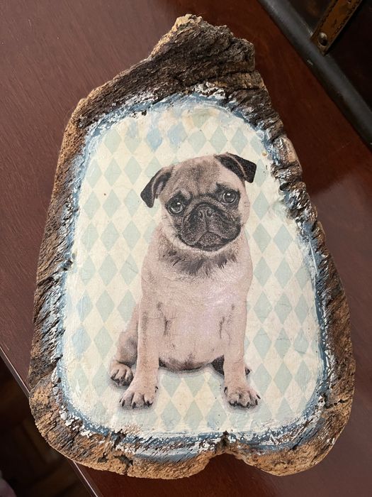 Peça em cortiça pintada à mão (pug)