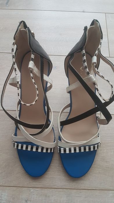 Sandałki na szpilce Vices