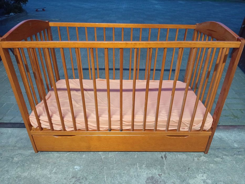 Drewniane łóżeczko z szufladą