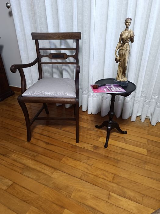 Conjunto antigo restaurado. Cadeirão e mesa de apoio