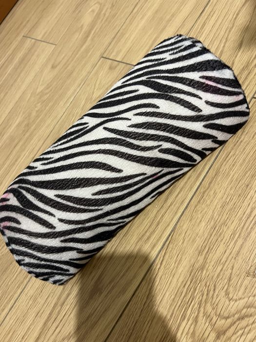 Caixas variadas de tips unhas de gel e almofada de apoio