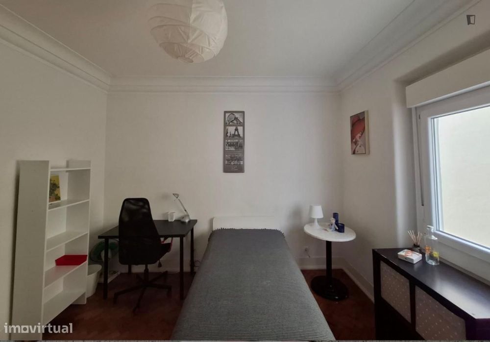 Quarto - localizado em Campolide Lisbon