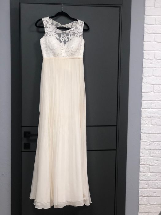 Весільна сукня, ніжна і гарна