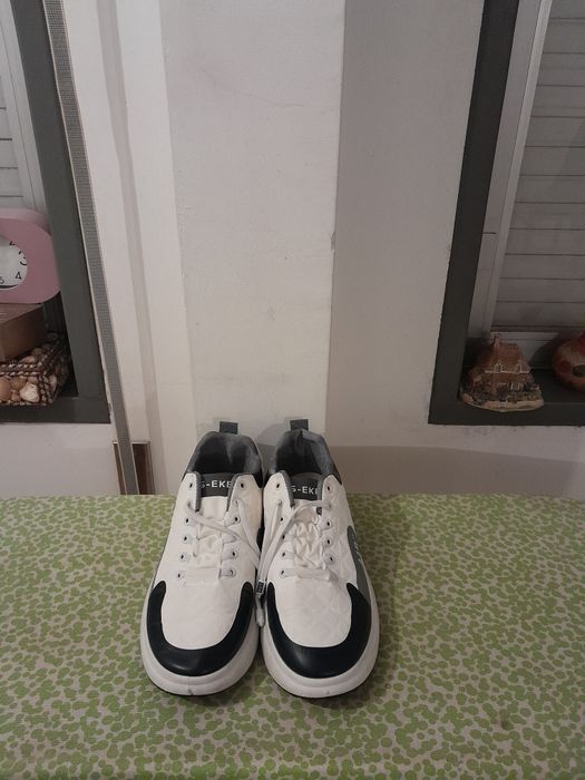 Vendo Sapatilhas de Senhora muito bonitas como novas