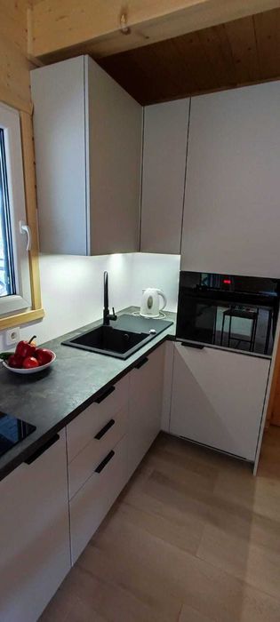 Domek nad jeziorem z linią brzegową i pomostem. Puszcza Barlinecka.