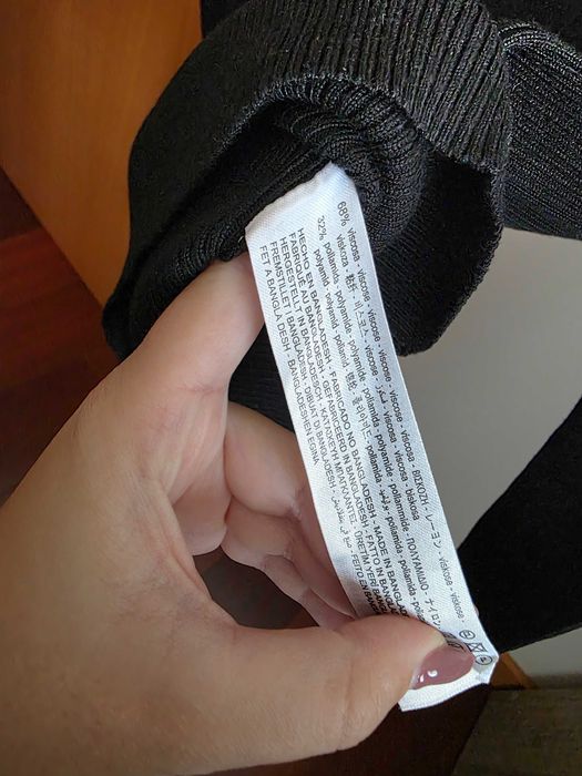 Zara | Camisola preta com detalhes dourados, tamanho S