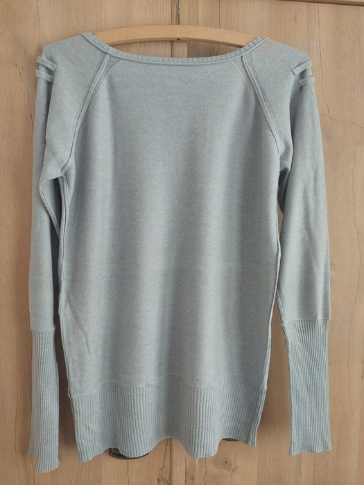 Sweter z dekoltem w V. Makalu. Rozmiar M.