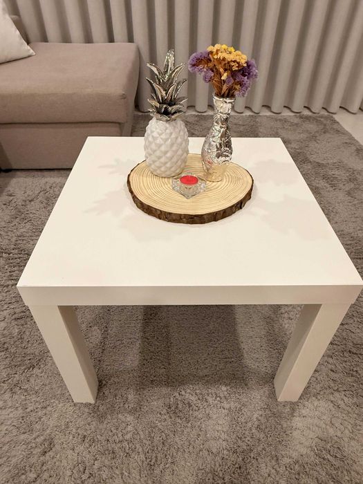 Sofá , mesa, candeeiro e móvel de TV