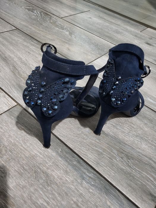 Sprzedam sandały na obcasie