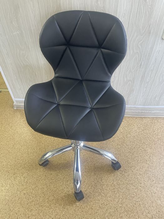 Стілець новий на колесиках