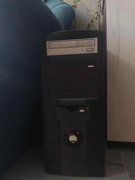 Офісний компʼютер з монітором та принтером