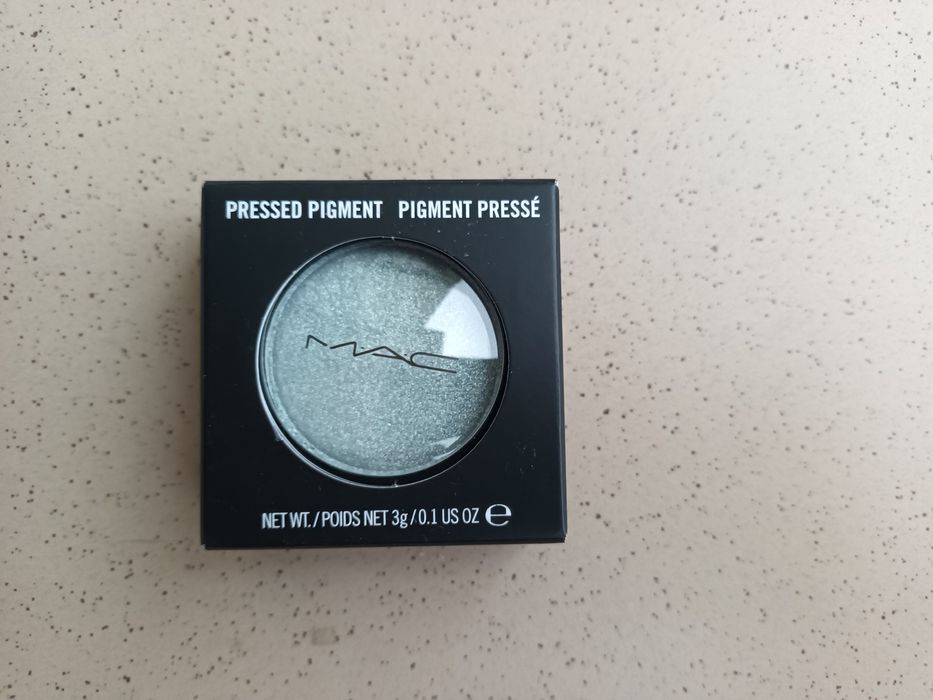 MAC Pressed pigment blue yellow pigment do powiek