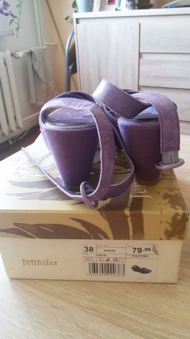 Nieuzywane sandały damskie