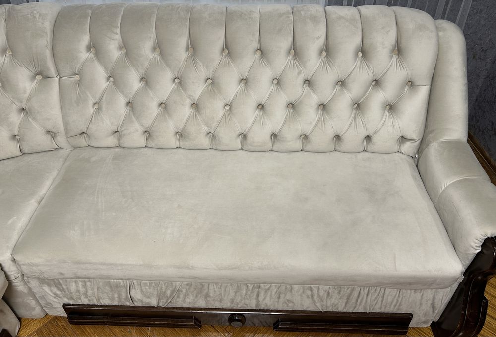 Продам  кутовий диван у вітальню , у хорошому збереженому стані .