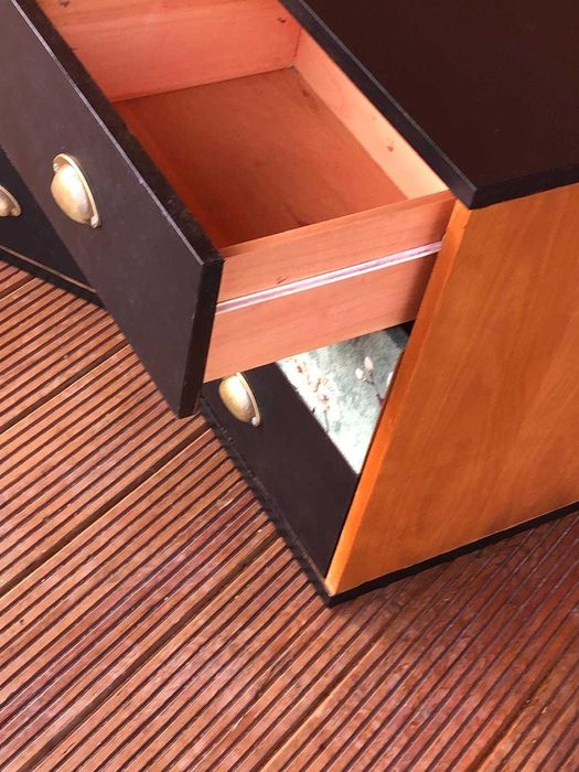 Duas mesas de cabeceira em tons de preto, madeira e papel fantasia