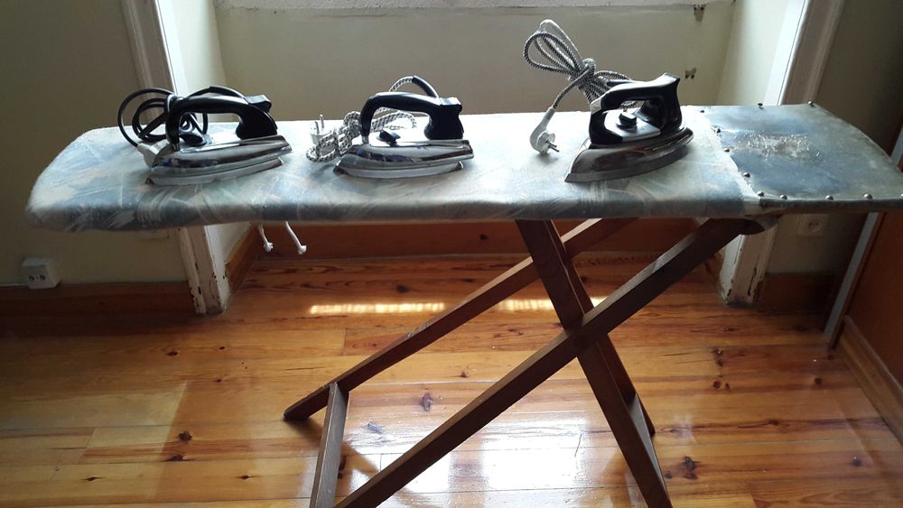 Tabua engomar antiga e ferros