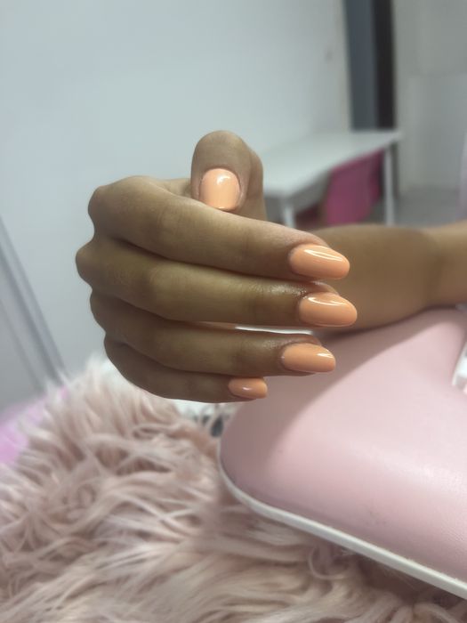 Unha, massagem, pestanas e pedicure.