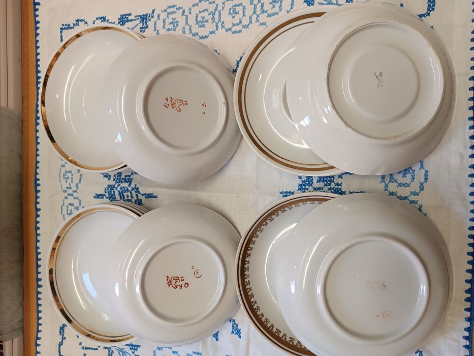 Блюдца різні ...