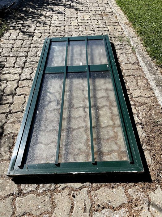 Porta de alumínio verde com vidro