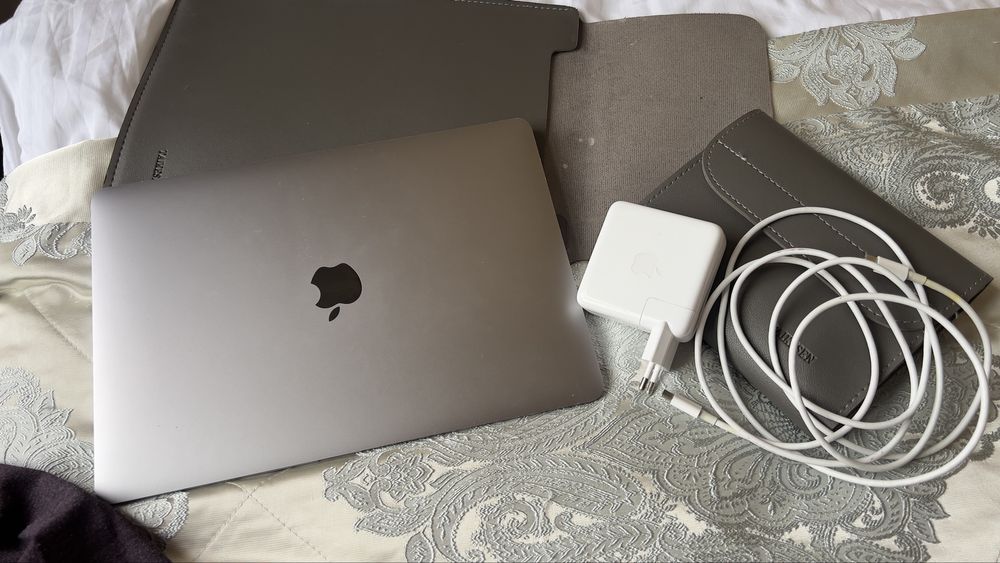 Продам mac book air 2018