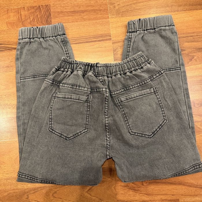 Сірі джинси джогери на хлопчика 134