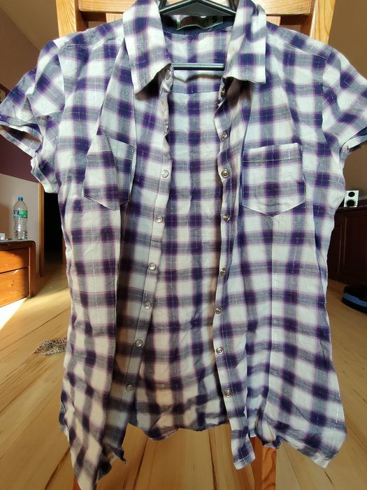 Koszula damska z krótkim rękawem.