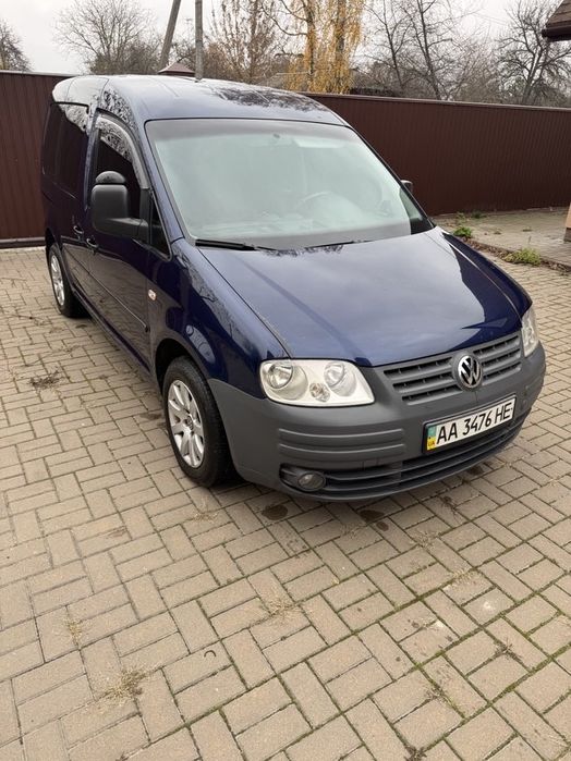VW Caddy 2008год. 1,6 бензин/газ, механическая кпп. Кондиционер, противотуманки, стеклоподъемники, обогрев зеркал, камера заднего вида. Оригинальный пассажир, складные сиденья, воздуховоды на задний ряд, полка в багажном отделении. Фаркоп(не использовался). Состояние хорошее, полностью обслужен. Есть история обслуживания. Второй комплект, свежая зимняя резина на железных дисках. Есть докатка, идеально становится в салоне. Пробег 410.000 честный.