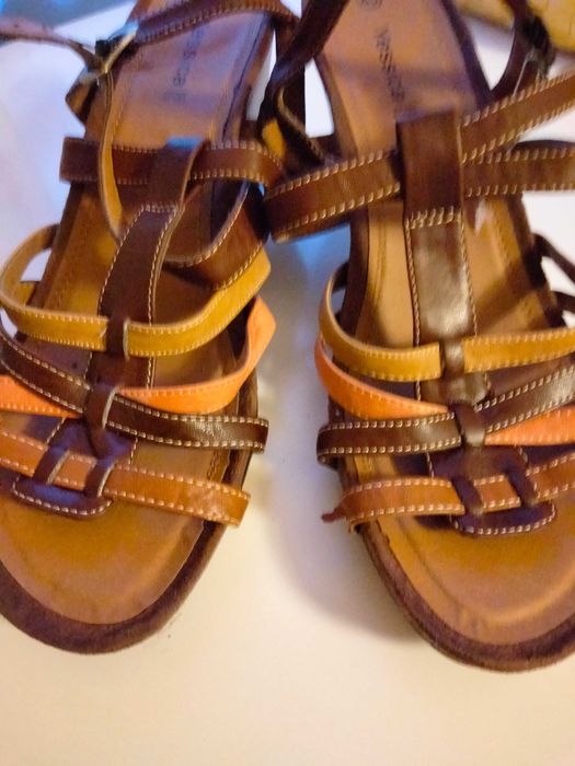 Sandálias de pele com salto