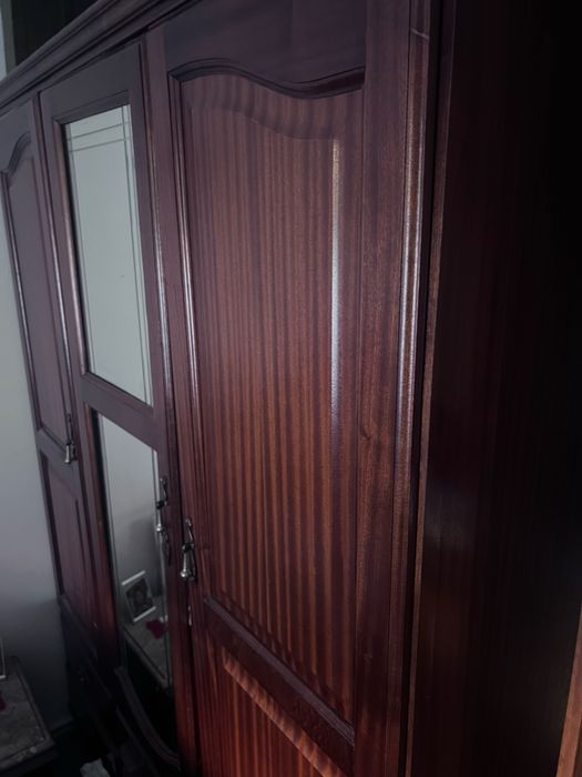 Armario ou guarda roupa com espelho muito elegante e muito estimado ov