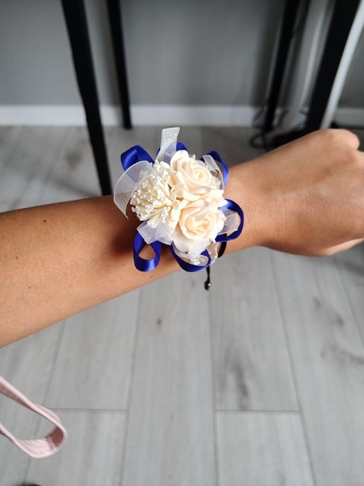 Piankowy kwiatek na rękę