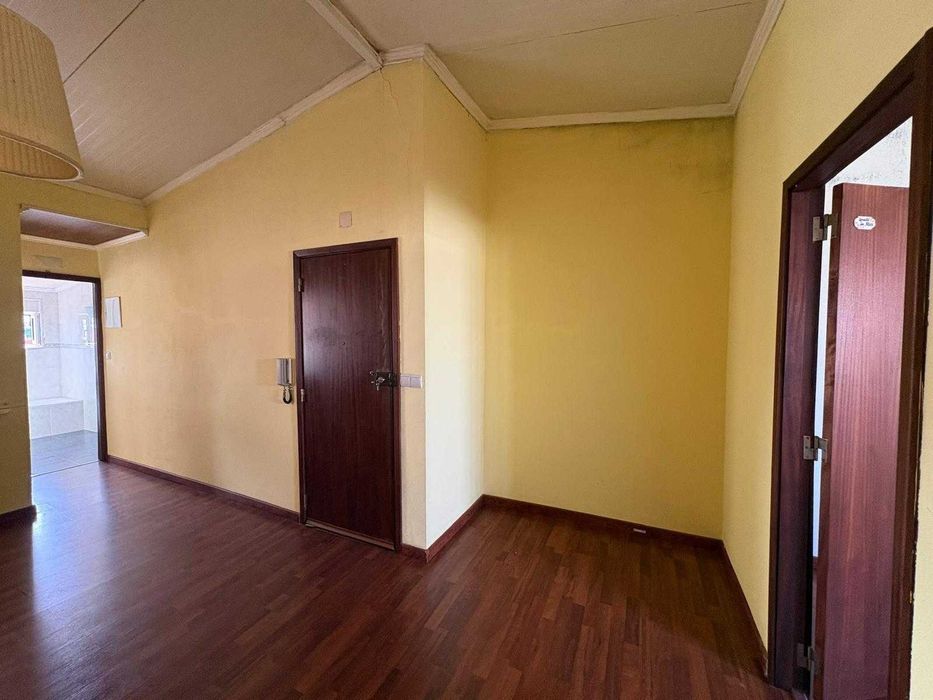 Apartamento T1 com excelente luz natural junto às Olaias