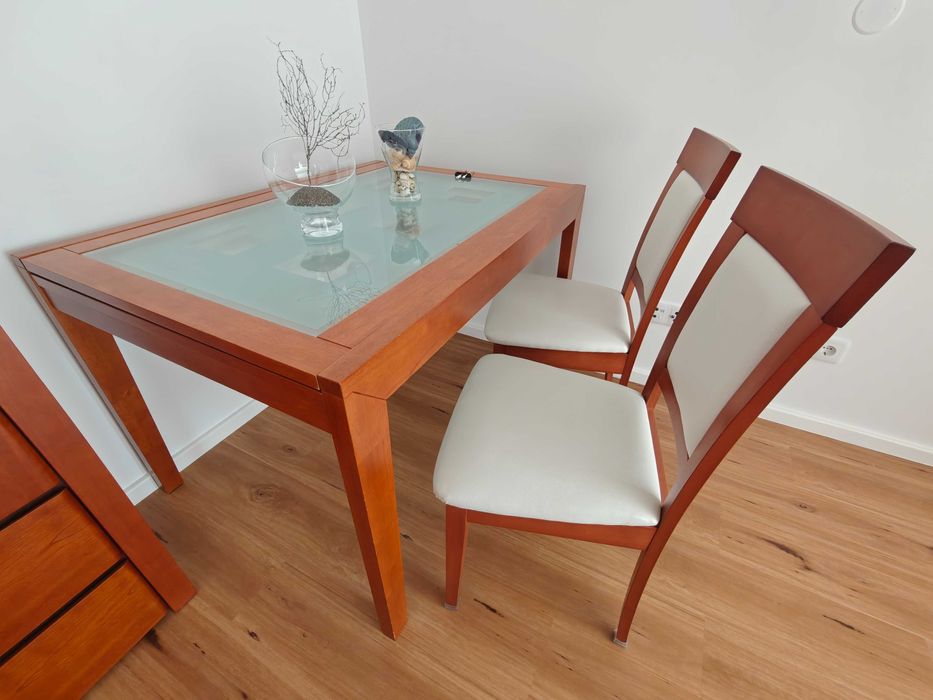 Mesa de jantar extensível e 4 cadeiras