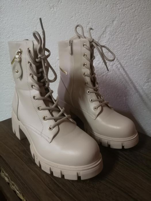 Botas beges novas