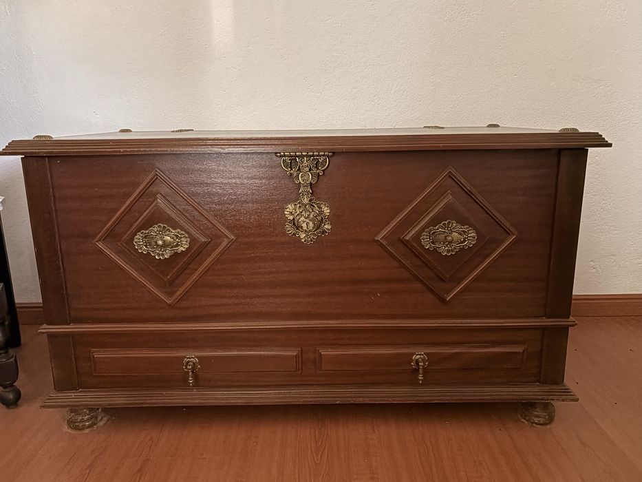 Baú de madeira e otimo estado