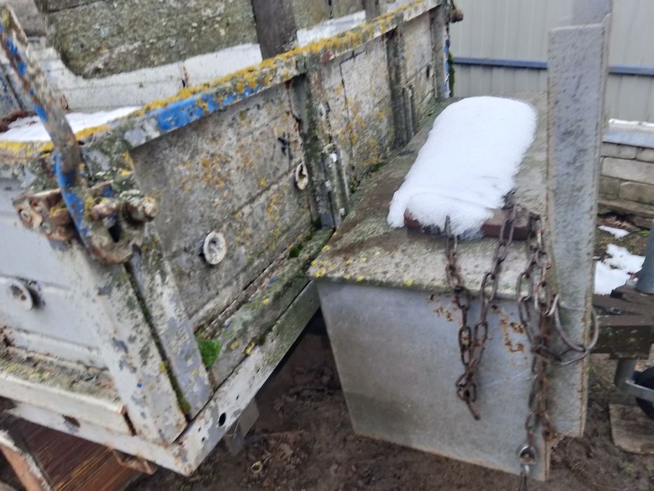 Продам причеп одноосний із гідроциліндром та із запасним колесом .