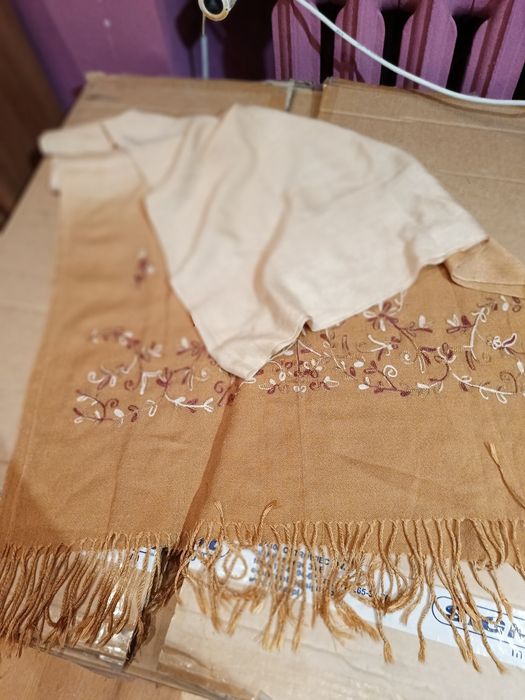 Szalik cieniowany z ozdobnym haftem