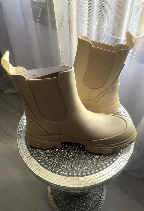 Buty zimowe -sztyblety beżowe, rozm.41. na grubej podeszwie