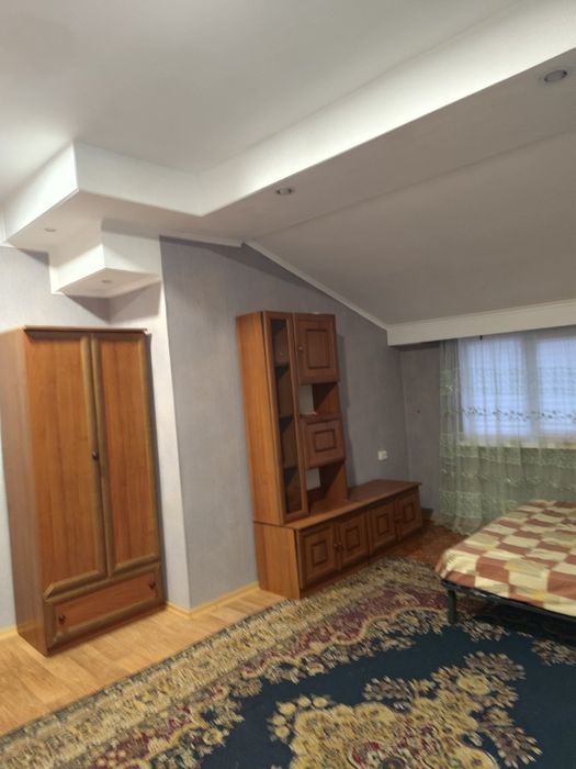 Подільський р-н .Здам кімнату дівчині.4000+комуналка.