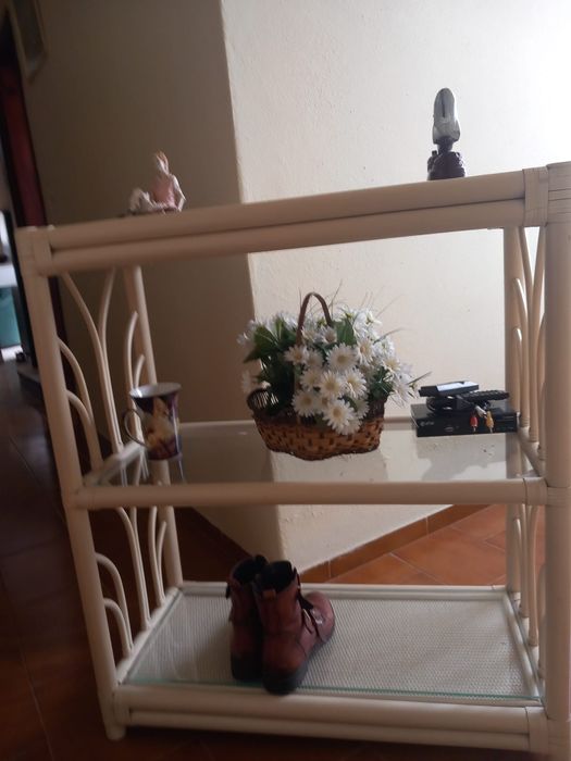 móvel de madeira e vidro