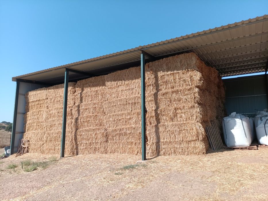 Vende-se Palha e Feno