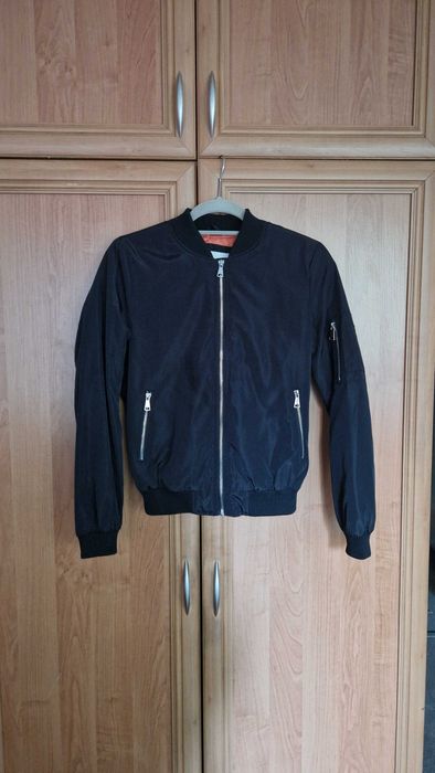 czarna kurtka bomberka