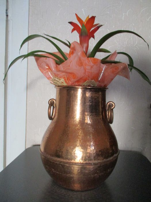 Jarrão antigo Vintage em cobre martelado c/ 2 argolas laterais, altura 28 cm