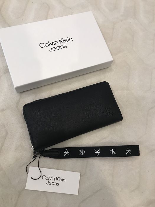 Продам жіночий клатч/гаманець Calvin Klein