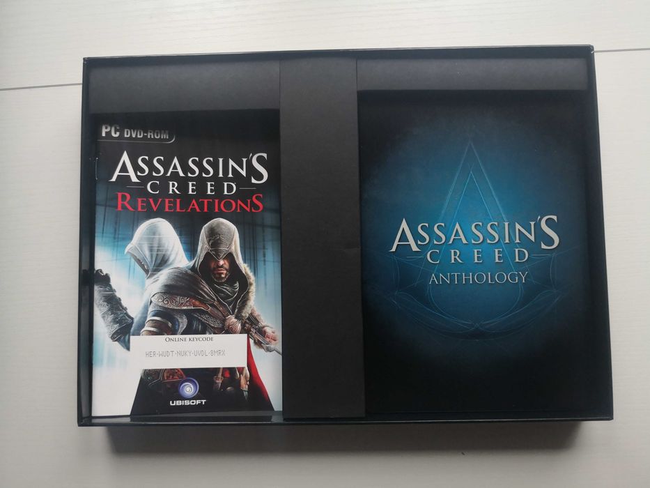 Assassins Creed: Anthology opakowanie z płytami i dodatkami.